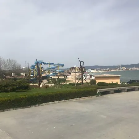 Front Beach 아파트 네세부르